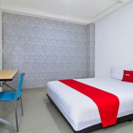 Hotel Reddoorz @ Pulomas Giacarta Esterno foto