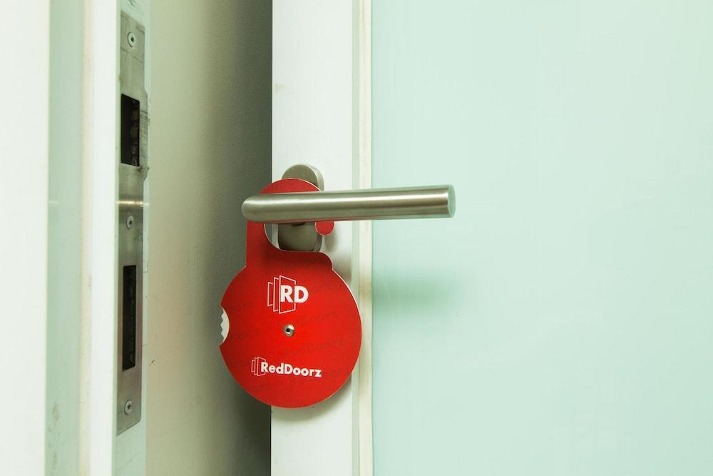 Hotel Reddoorz @ Pulomas Giacarta Esterno foto