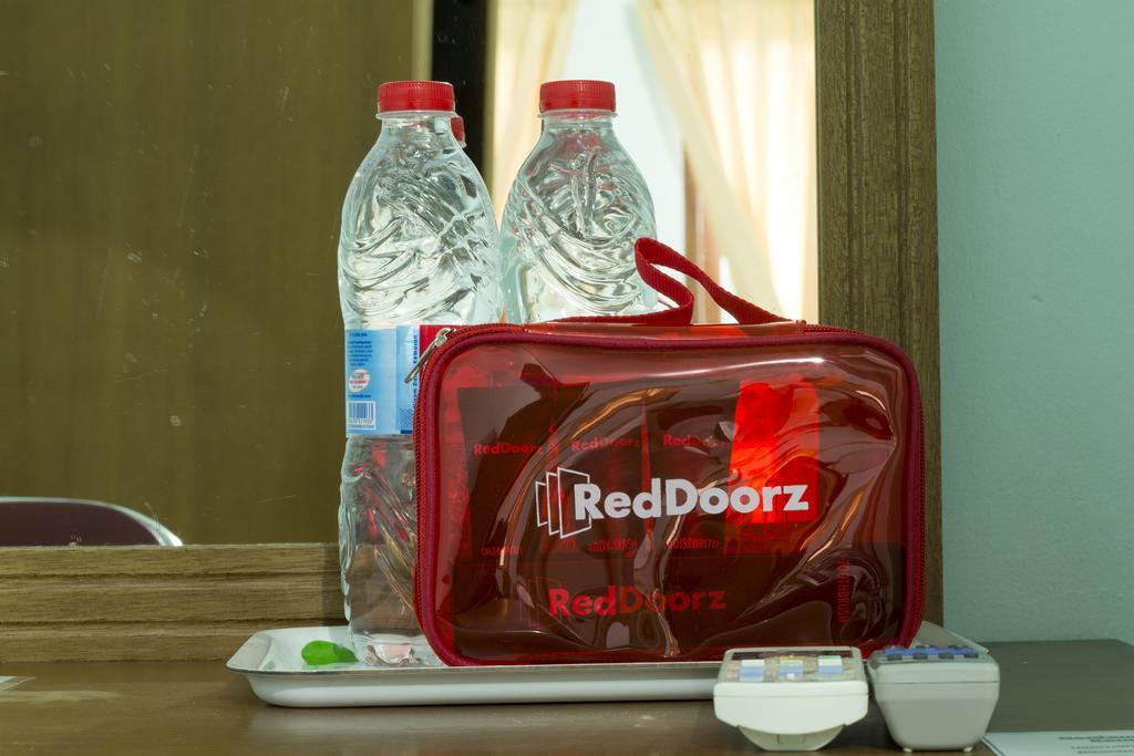 Hotel Reddoorz @ Pulomas Giacarta Esterno foto