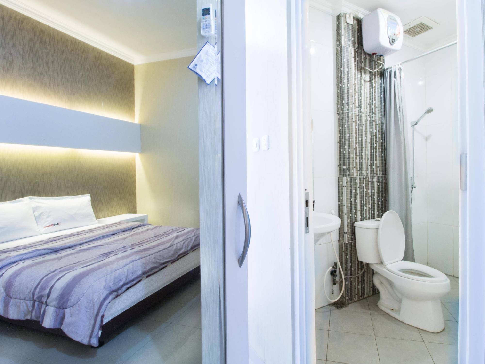 Hotel Reddoorz @ Pulomas Giacarta Esterno foto
