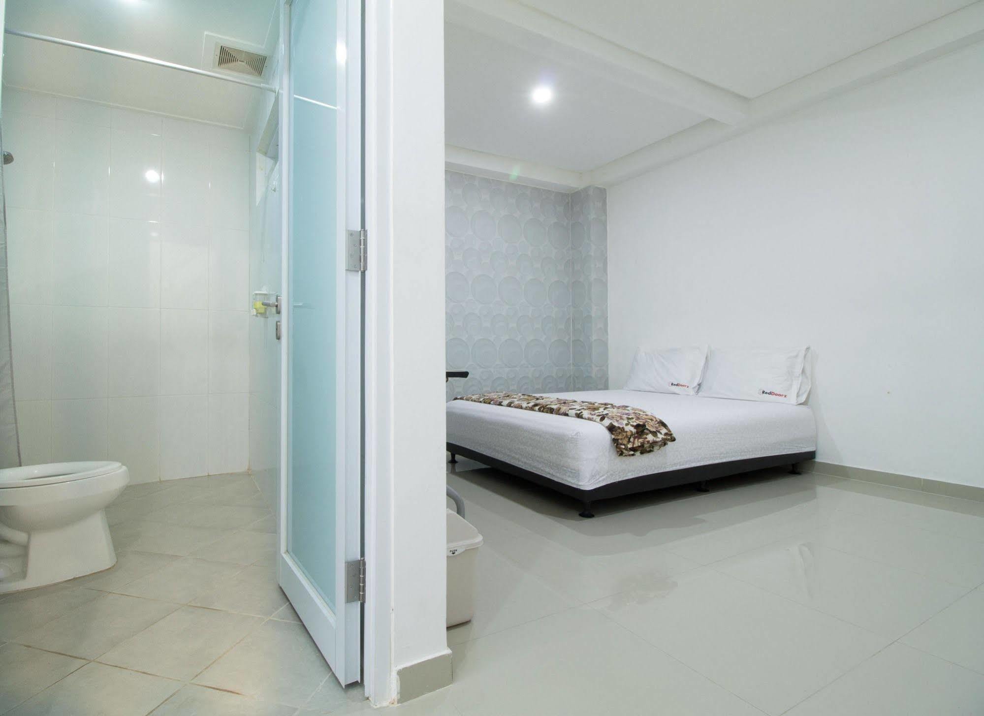 Hotel Reddoorz @ Pulomas Giacarta Esterno foto