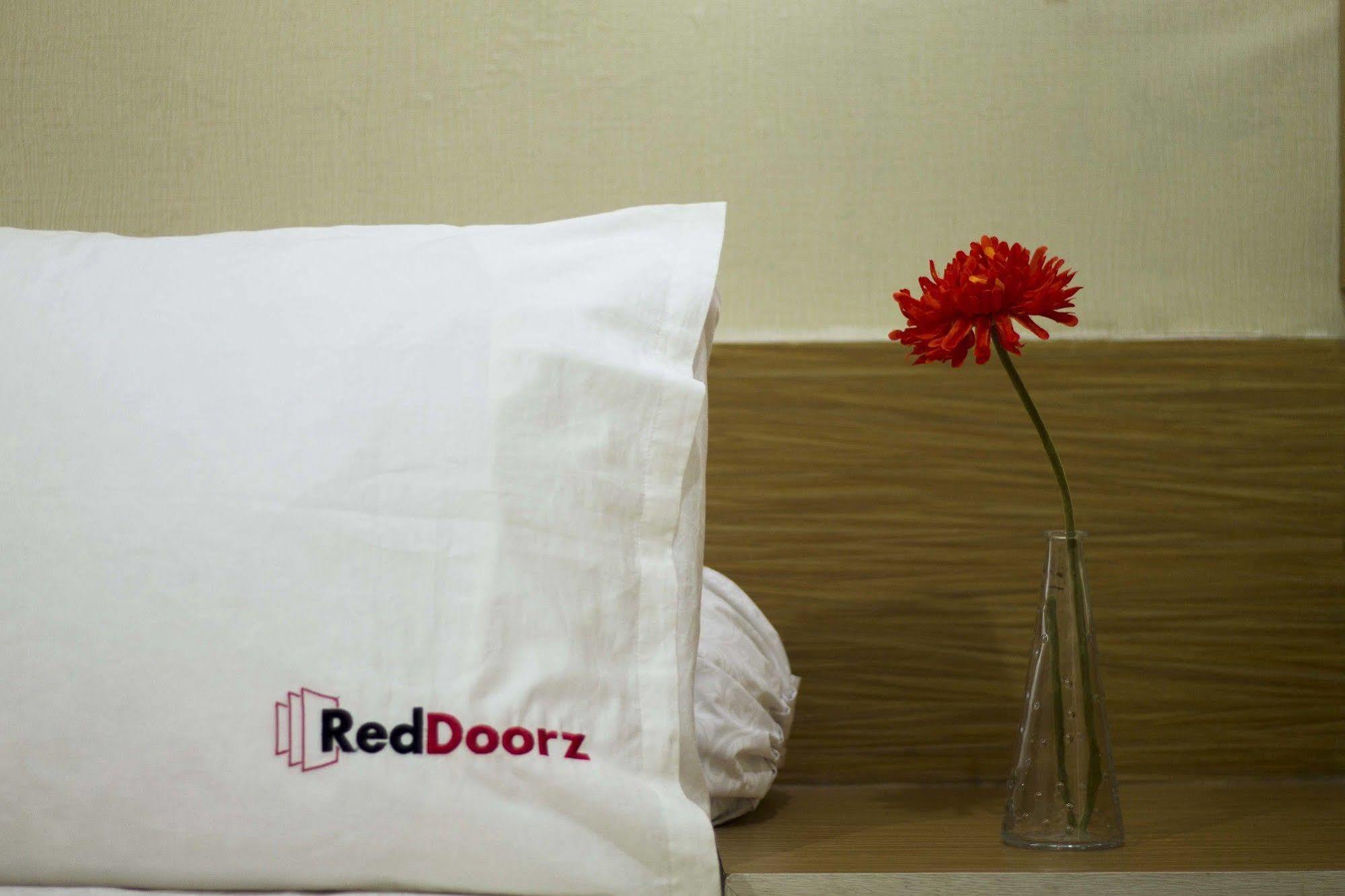 Hotel Reddoorz @ Pulomas Giacarta Esterno foto