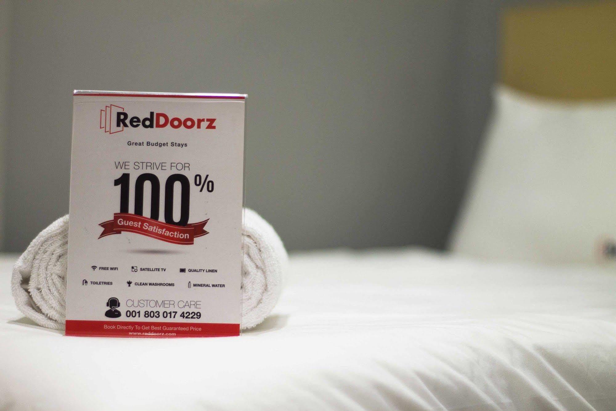 Hotel Reddoorz @ Pulomas Giacarta Esterno foto