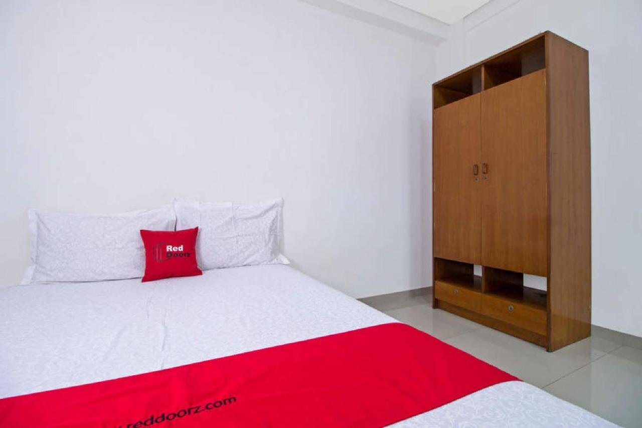 Hotel Reddoorz @ Pulomas Giacarta Esterno foto