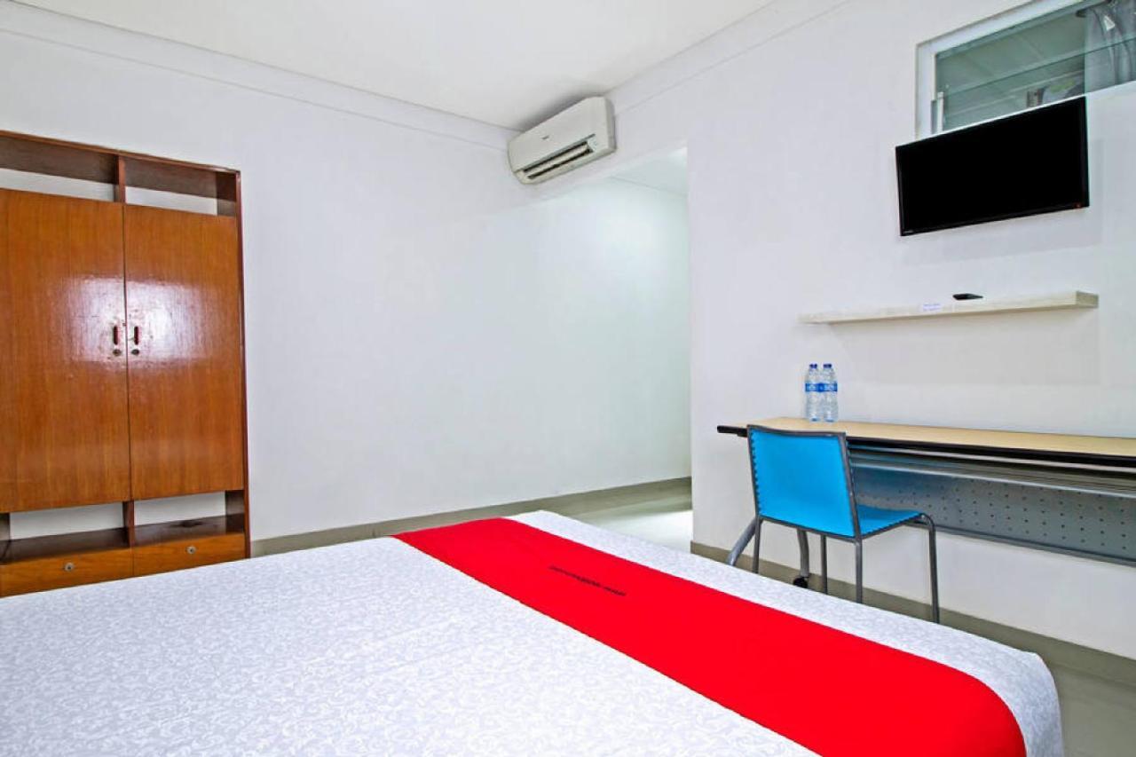 Hotel Reddoorz @ Pulomas Giacarta Esterno foto