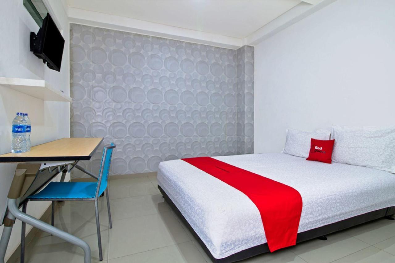 Hotel Reddoorz @ Pulomas Giacarta Esterno foto