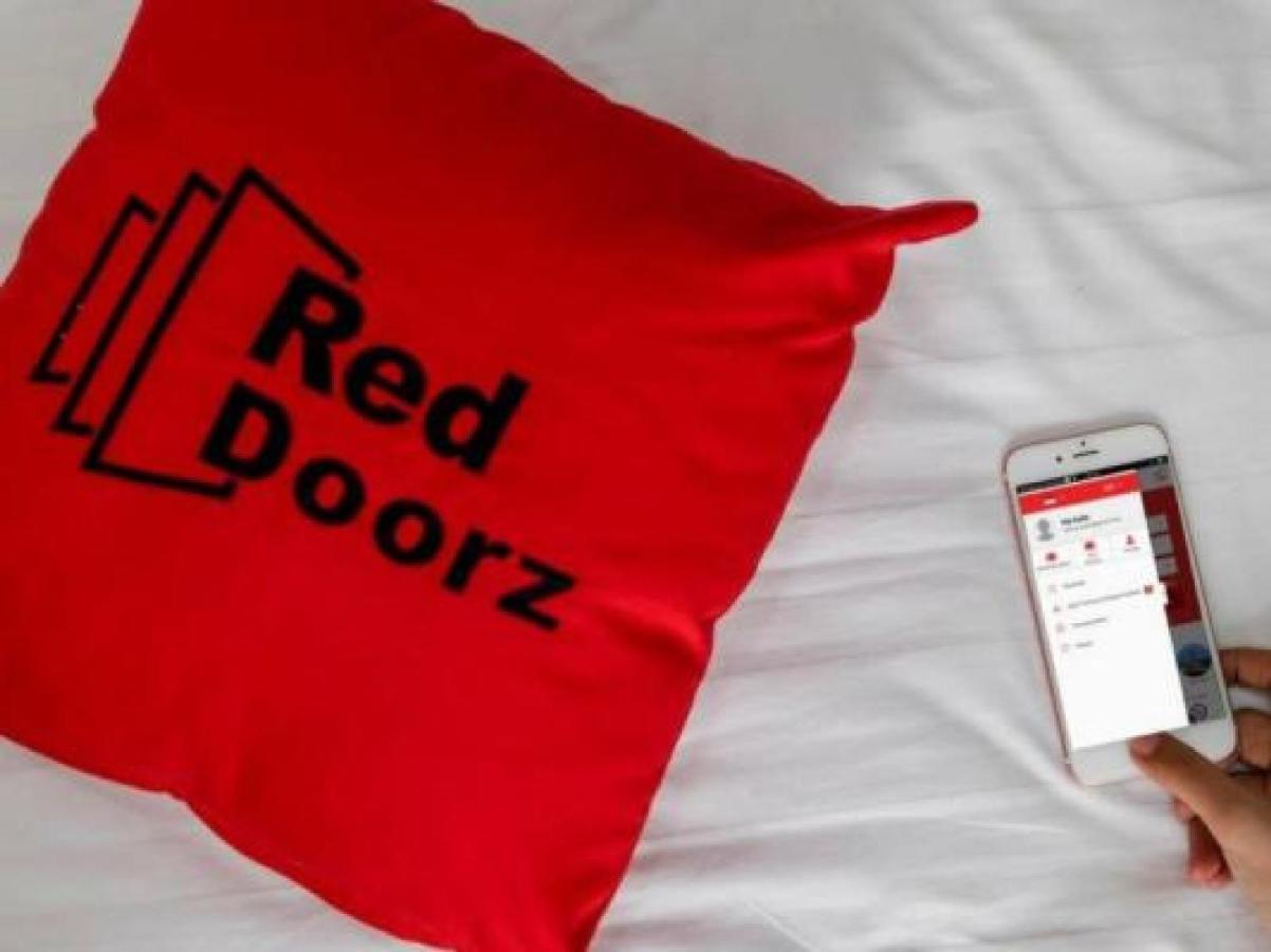 Hotel Reddoorz @ Pulomas Giacarta Esterno foto